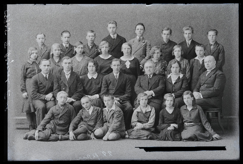 Viljandi Linna 3. Algkooli VI klass ja õpetaja Adamson.