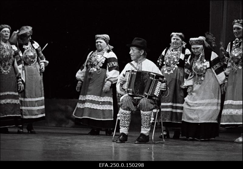 Folkloorifestivalil Baltica 92 Linnahallis esineb setu ansambel Hõpõhelme.