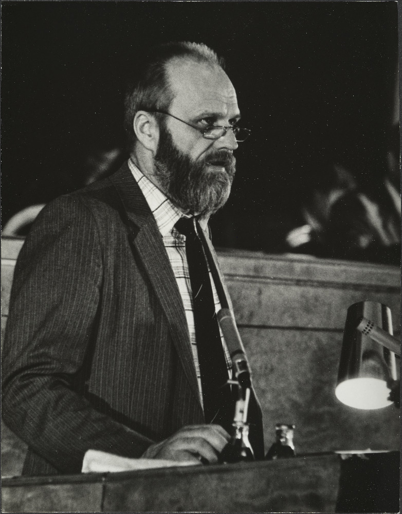 Eesti NSV loominguliste liitude ühispleenum Toompea lossis ENSV Ülemnõukogu istungite saalis. Kõneleb kunstnik Jüri Arrak.