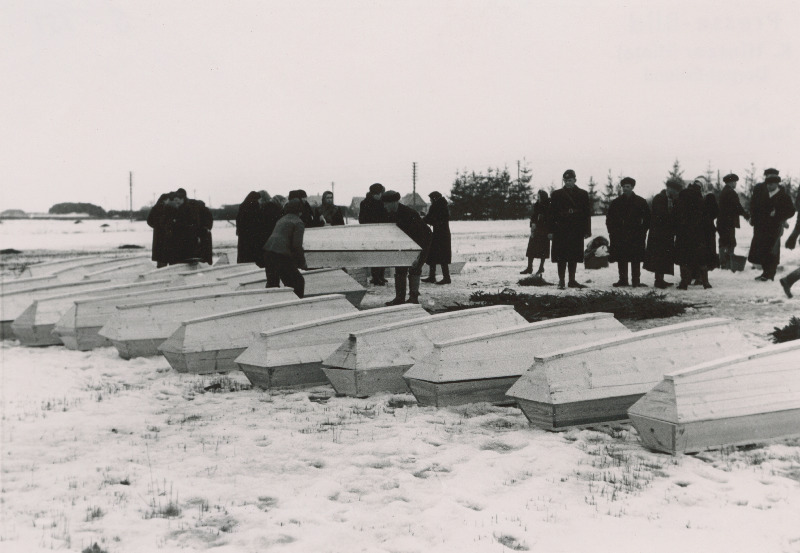 Tartu vanglas 8. juulil 1941.a. venelaste poolt hukatute ümbermatmine Pauluse kalmistule.