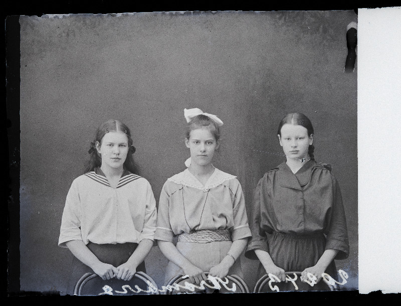 Grupp tütarlapsi, (foto tellija Strömberg).