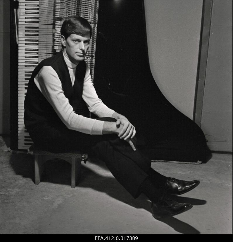 Arbo Valdma Klaverivabrikus.