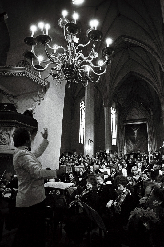 Koorifestival Laulusillad. W.A. Mozarti Requiemi esitavad Eesti Riiklik Sümfooniaorkester ja East-West Festival Choir Oleviste kirikus, dirigeerib John Nelson USA-st.