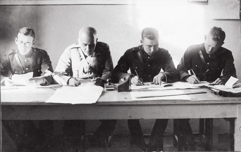 10. Üksiku Jalaväepataljoni 1. kompanii rühmaülemad [vasakult: 1. nooremleitnant Luha, 4. nooremleitnant Mets] koos Läti armee vanemleitnandi Lapsals´iga kompanii kantseleis.