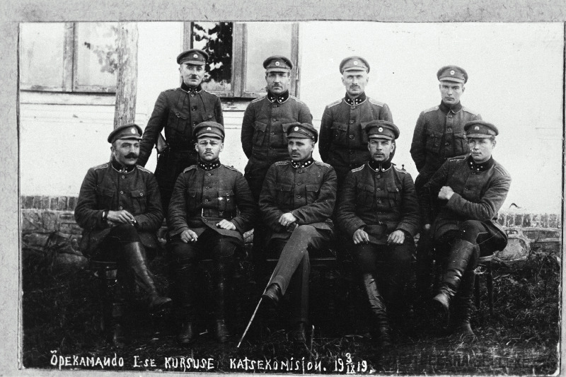 Vabadussõda. 2.Jalaväepolgu esimese sõdurikursuse katsete komisjon Marienburgis (Aluksne). Vasakult: I rida - õppekomando ülem leitnant Karl Tomson (Toomsoo), 1.pataljoni ülem kapten FelixTannebaum (Tanner), [polguülema abi kapten Johannes Lembra], [tööroodu ülem alamleitnant Emanuel Kahna], 1.roodu ülem alamkapten Voldemar Hint; II rida - sapöörikomando ülem leitnant Adolf Neria (Ado Neeria), sidekomando ülem alamkapten Jaan Kruus, õppekomando vanemohvitser alamkapten Kasper Täht, 4.roodu nooremohvitser lipnik Karl Jalak (Jalakas).