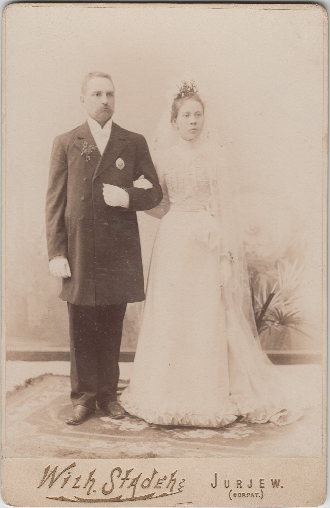 Stuudiofoto abielupaarist.