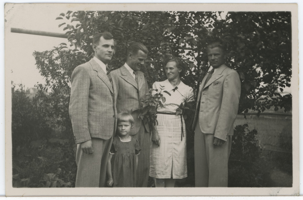 Perekond Ümarik, vasakult Nikolai, Aleksei, Linda ja Jaan Ümarik, ees seisab Laine Ümarik (Teemant)