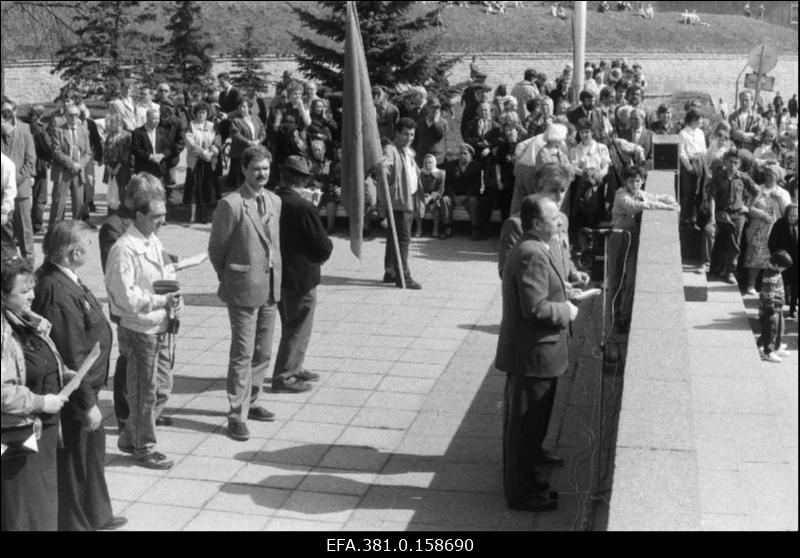 1. mai miitingul Peetri platsil kõneleb V. Aleksejev.