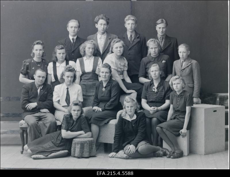 Saarepeedi Mittetäieliku Keskkooli õpetajad ja seitsmenda klassi õpilased.