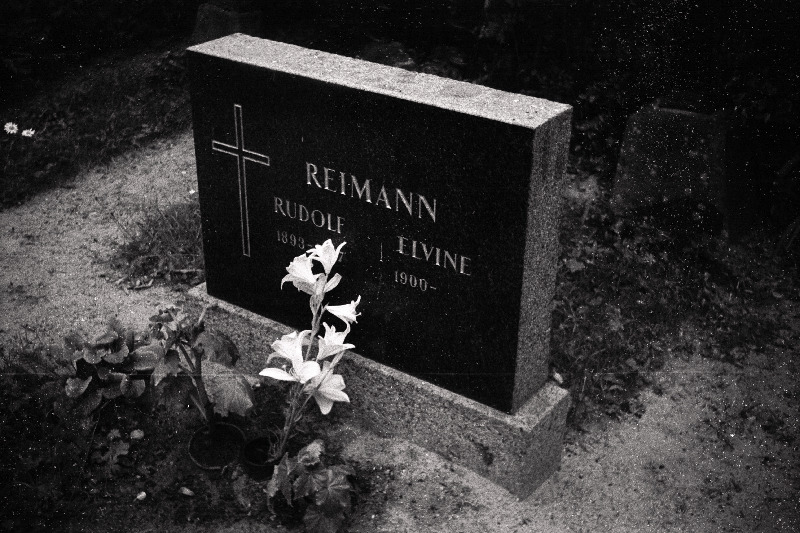 Pedagoogi ja kirjaniku Rudolf Reimani hauakivi Viru-Jaagupi kalmistul.