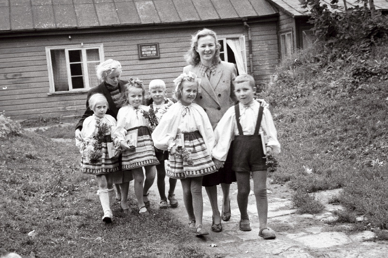 Kingissepa Linna Lasteaia juhataja Elvi Rand ja kasvataja Edith Lohvart oma hoolealustega.