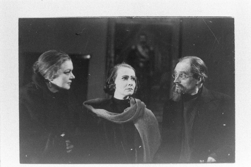Stseen M. Gorki romaani “Ema” samanimelisest dramatiseeringust teatris “Estonia”. Vasakult : Pelageja Nilovna - Liina Reiman, Saša - Agnes Lepp ja Sizov - Albert Üksip.