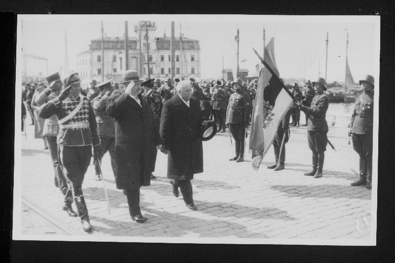 Soome president P. Svinhufvud, Eesti Vabariigi riigivanem J. Teemant, kindral Jonson koos saatjatega teel linnast sadamasse.