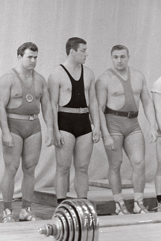 Raskekaallaste kolmik (vasakult) Jaan Talts, Karl Utsar ja Toivo Kurg „Kalevi“ spordihallis.