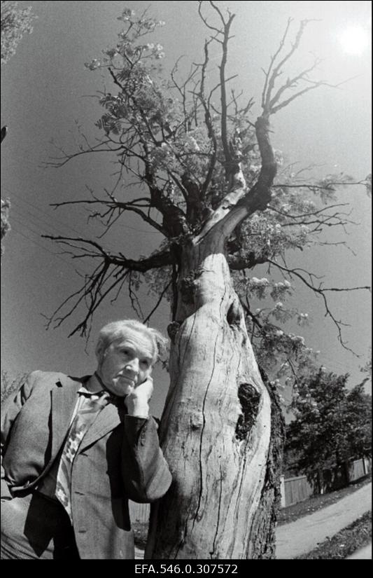 Johannes Adolf Soosaar näitab punaterroriga seotud kohti Viljandis. 1941 aastal lasti ta maha, kuid haavadest hoolimata jäi ellu .