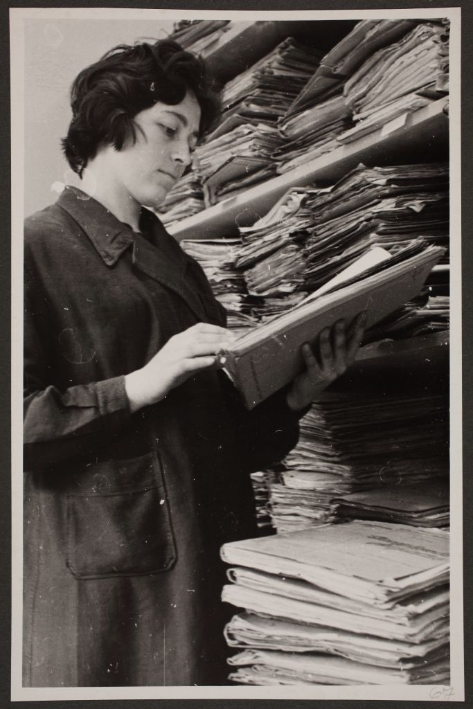 Arhiivikorrastaja toimikutega/ Arranging records. Tallinn, Estonia 1967