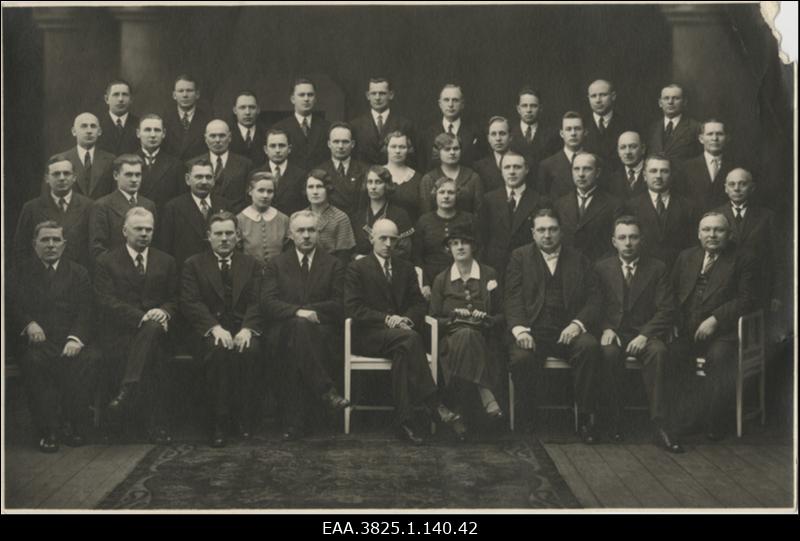 Linnavalitsuse ametnikud ja teenijad