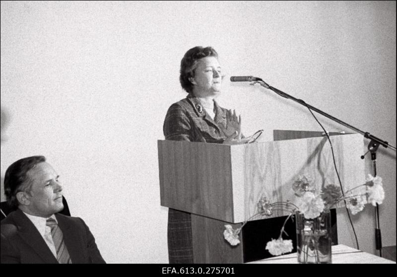 Punalipu üleandmine Riikliku Projekteerimise Instituudi "Eesti Projekt" saalis.