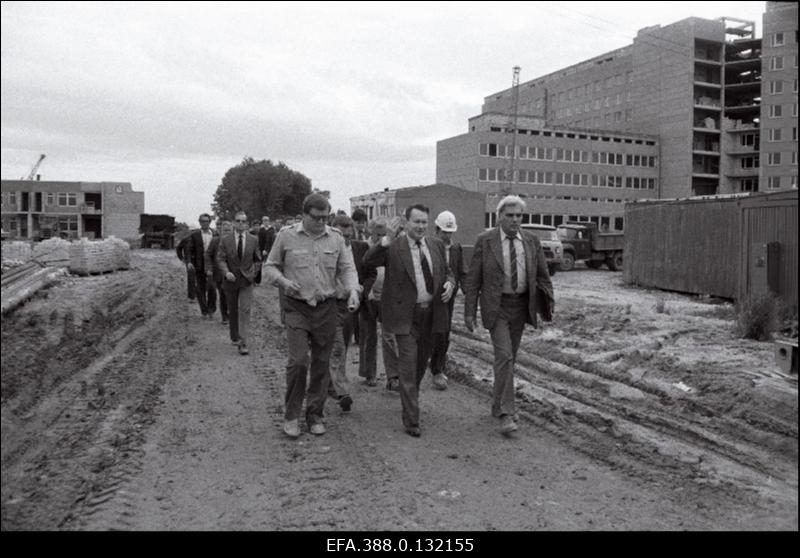Eesti NSV ehitusminister Peeter Palu tutvub Viljandi Rajooni Keskhaigla ehitusega.