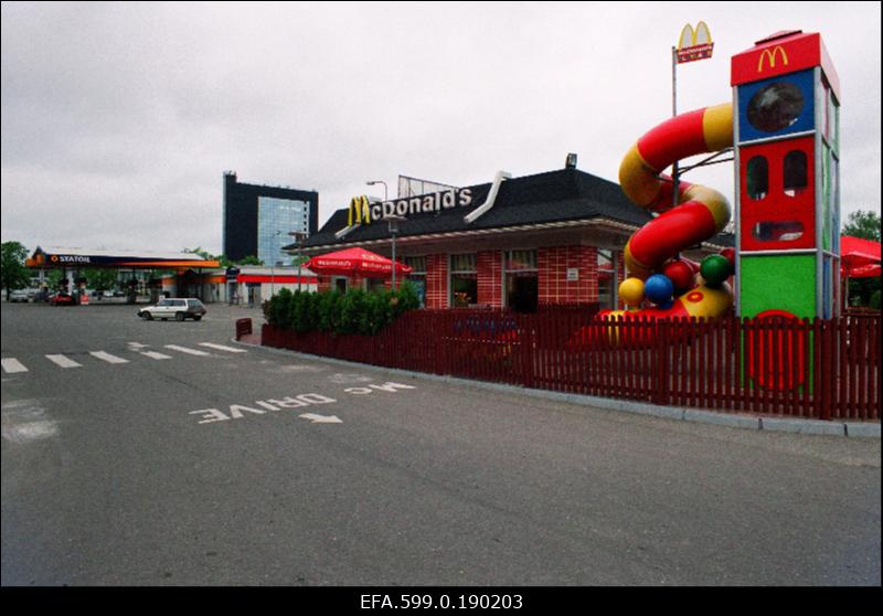 Kiirtoiduketi McDonalds hoone Turu tänavas.