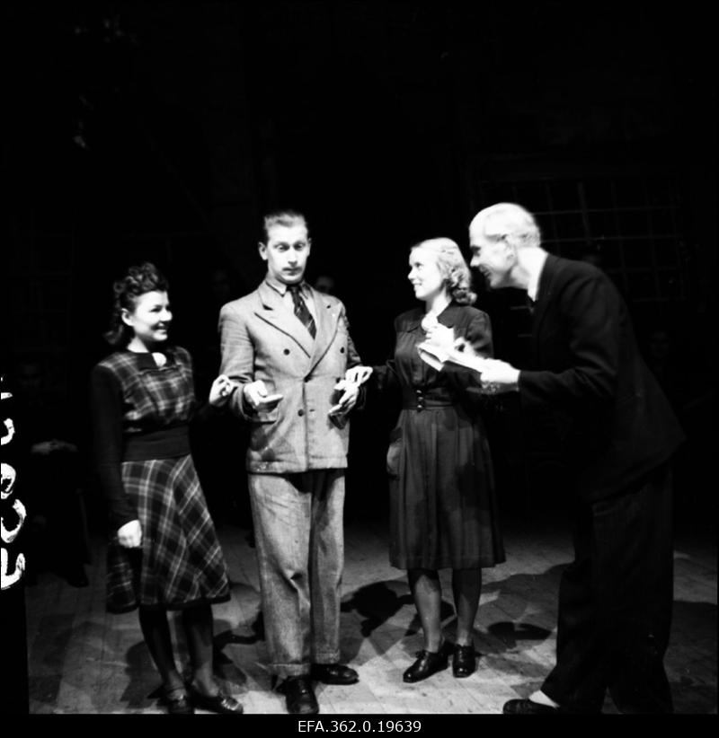 I. Kalmani opereti Silva proov teatris Estonia. Juhtnööre annab näitejuht A. Lüüdik.