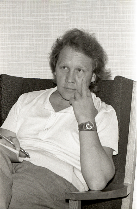 Kirjanik Arvo Valton.
