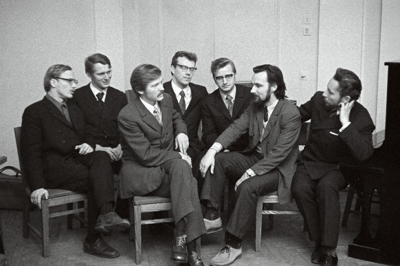 TRÜ rahvusvaheliste suhete ringi 10. aastapäeva tähistamisel TRÜ kohvikus on rahvusvaheliste suhete ringi endised ja praegused presidendid (vasakult) R. Ruutso, R. Mälk, R Toomla, T. Leito, J. Kaarma, T. Alatalu ja M. Uesson.