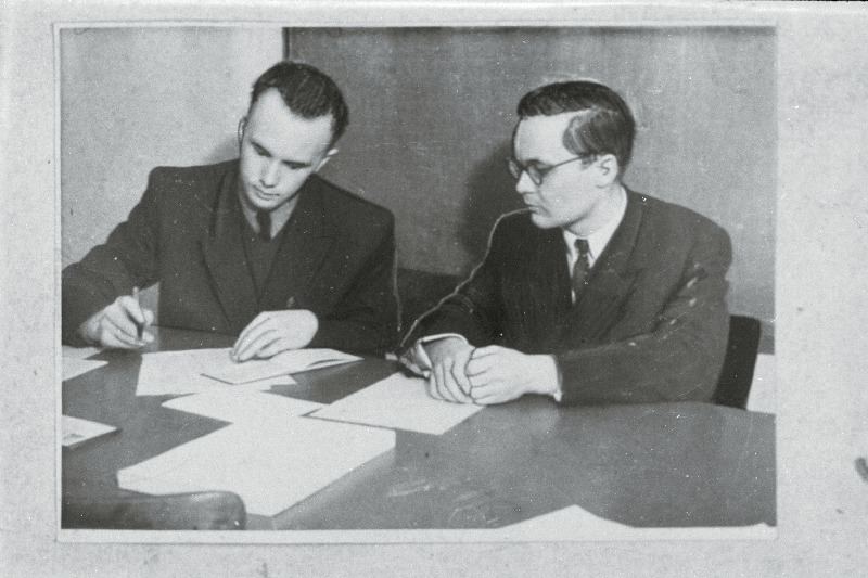 Tallinna Polütehnilise Instituudi ÜTÜ esimees, elektrijaamade, võrkude ja süsteemide eriala üliõpilane Ilmar Tergem vanemõpetaja U. Siitani juures eksamil.