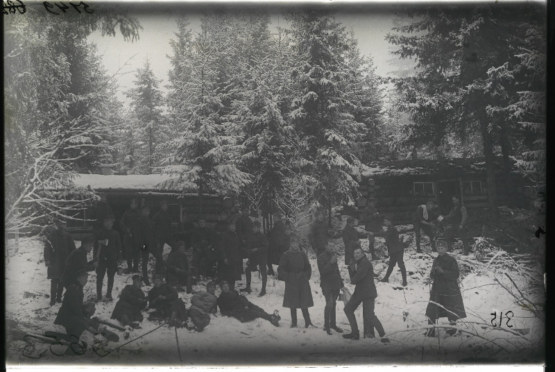 Vabadussõda. 2.Kindluse Raskesuurtükiväe Divisjoni kindlusepatarei nr.7 sõdurid elukohaks olevate palkonnide juures. Keskel seisab (käed taskus) patareiülem alamkapten Paul Borkmann.