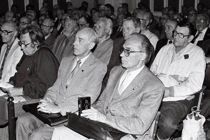 "Eesti Leegion-50" konverentsil EASS juhatuse esimees Hannes Walter kõnepuldis. Embleem: "Eesti Akadeemiline Sõjaajaloo Selts" Maarjamäel.