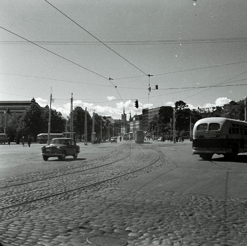Vaade Keskväljakule ja Pärnu maanteele.