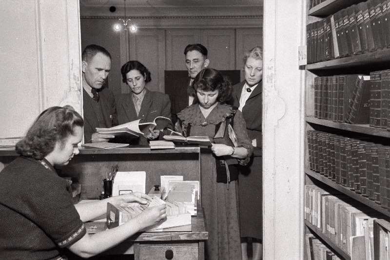 EKP Tallinna Linnakomitee raamatukoguhoidja E. Kaljas laenutab kirjandust marksismi-leninismi teooria õppijaile.