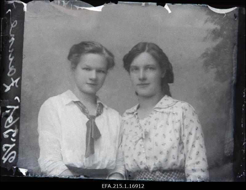 Kaks naist, (foto tellija Zaune [Zanne]).