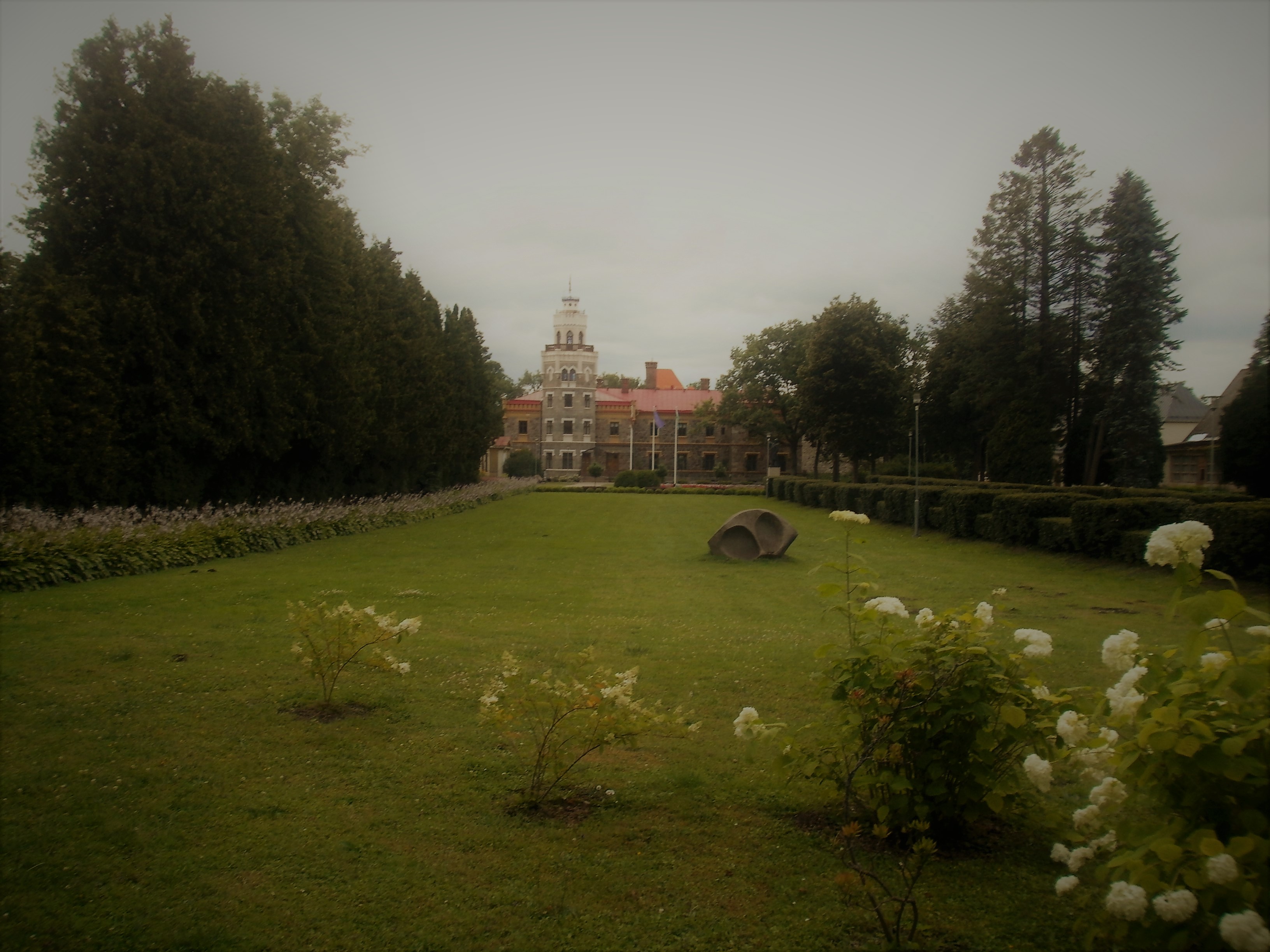 Sigulda ordulinnus. II eeslinnus. 4 - Vaade II eeslinnuse hoovi keskelt põhjasuunas uuele XIX sajandi lõpus ehitatud mõisalossile, mille taga asuvad I eeslinnus ja pealinnus. II eeslinnuse hoov oli 4 korda suurem kui I eeslinnusel ja seal asus keskajal alev.