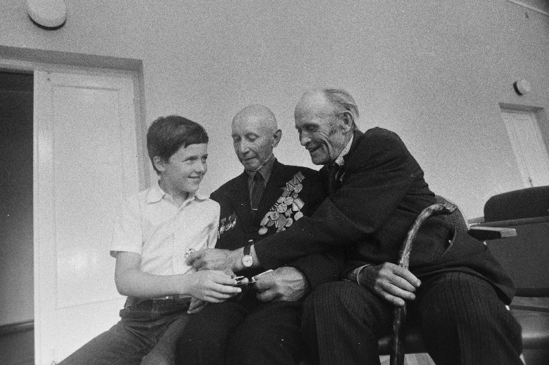 Suures Isamaasõjas saavutatud võidu 40. aastapäeva puhul Suure Isamaasõja esimese järgu ordeniga autasustatud sõjaveteran Ivan Kalninit (keskel) Kudinalt õnnitleb pojapoeg Ivan Kalnin.