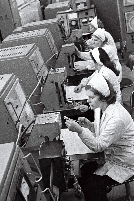 M.I. Kalinini nim. Tallinna Elektrotehnikatehase katsejaam-pooljuhtaparaatide kvaliteedi kontrollimise viimane etapp.