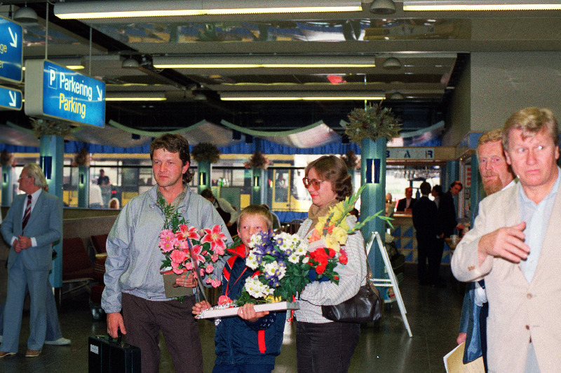 N Liidust väljasaadetud Tiit Madissoni vastuvõtmine Stockholmi Arlanda lennuväljal 12.09.1987. Keskel Tiit Madisson koos poeg Jaanuse ja abikaasa Elviiraga