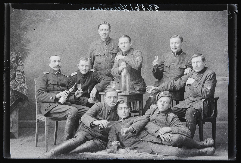 Grupp sõjaväelasi, vasakul istub Ilves, (foto tellija Hermann).