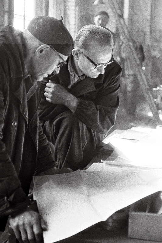 Masinatehase autööline, Lenini ordeniga autasustatud lukksepp Johannes Strandberg (vasakul) ja Eesti NSV Ülemnõukogu saadik treial Voldemar Kruus.