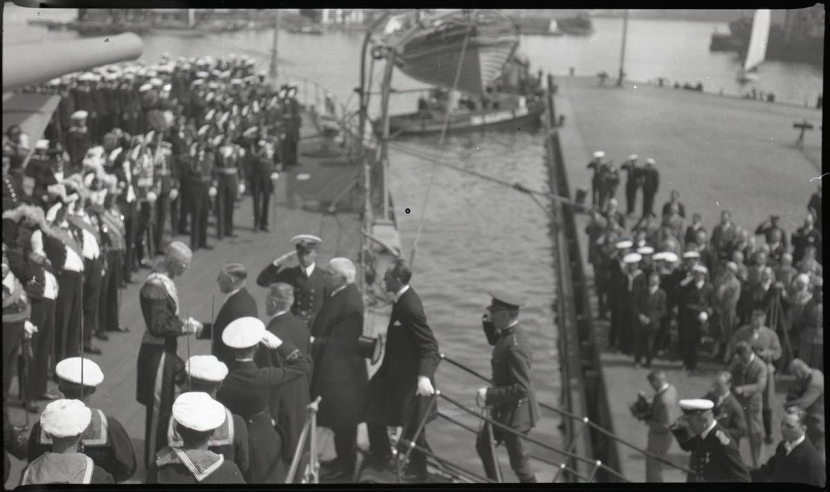 Från kung Gustaf V:s statsbesök i Estland 27 juni 1929; monarken hälsar på estniska representanter ombord på pansarskeppet SVERIGE i Tallinns hamn.