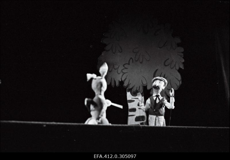 KET Tall.a/ü [nl.] nukunäitering esitamas näidendit "Pif tegutseb".