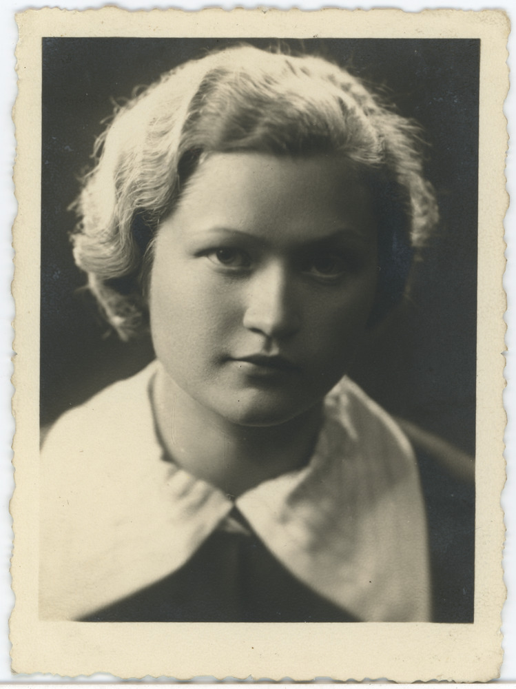 Tartu Ühis-kommertsgümnaasiumi abiturient, portreefoto