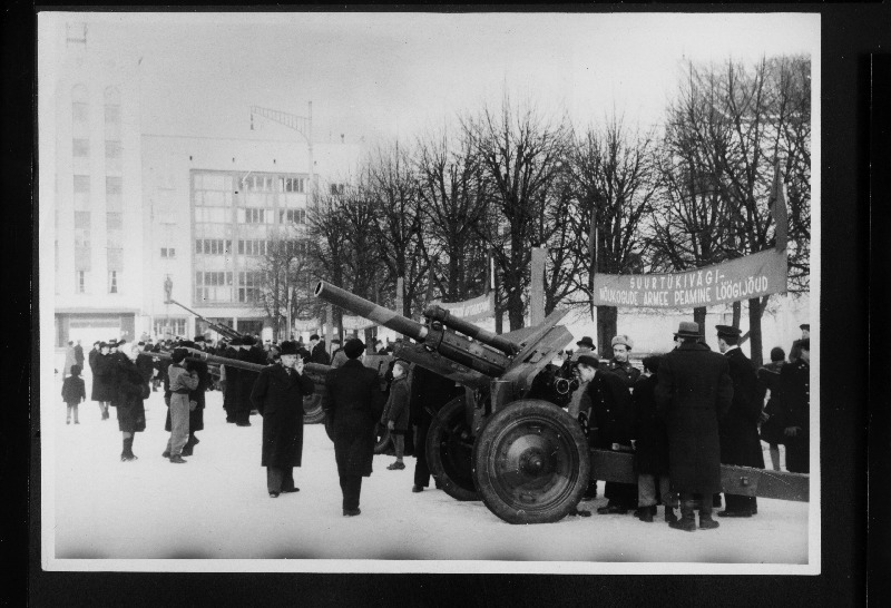 Nõukogude Armee relvade näitus Võidu väljakul.