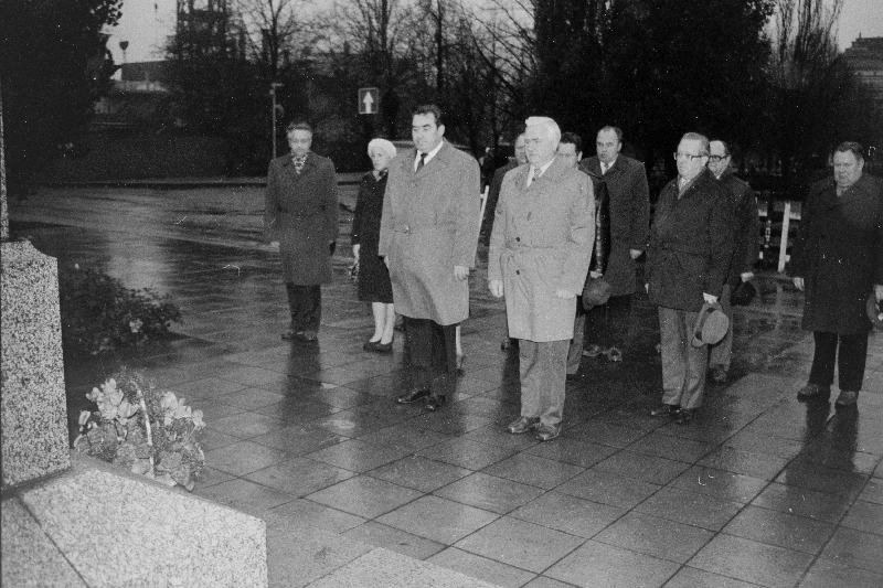 Eesti NSV tarbijate kooperatsiooni XI kongressist osavõtjad V. I. Lenini mälestussamba juures. Esiplaanil ETKVL- i juhatuse esimees Andres Aruvald ja esimehe asetäitja J. Kõrv.