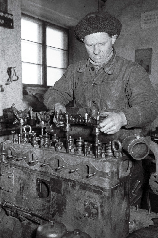 Paide rajooni masina-traktorijaama eesrindlik traktorist Jaan Sagar remondib traktori DT-54 mootorit.