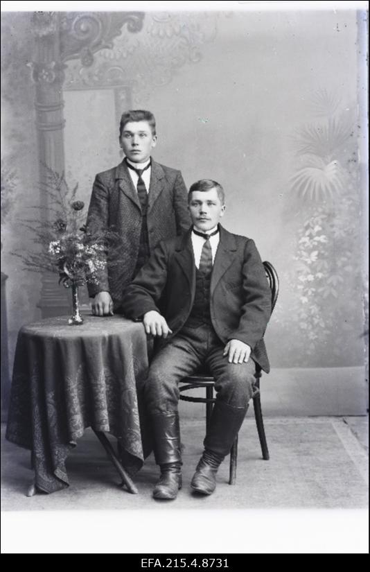 Kaks noormeest, (foto tellija Parrik).