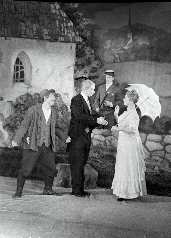 Stseen O. Lutsu jutustuse „Suvi“ samanimelisest dramatiseeringust V. Kingissepa nimelise Tallinna Riiklikus Akadeemilises Draamateatris. (Paremalt) Teele – Linda Rummo, Kiir – Ants Korv, Toots – Karl Kalkun, Lible – Johannes Rebane.