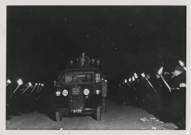 08.02.1938 aset leidnud Peipsi järve piirikonfliktis tapetud Eesti piirivalvurite põrmude jõudmine Tartusse, kirste kandev veoauto läbimas tõrvikutega kaitseliitlaste spaleeri