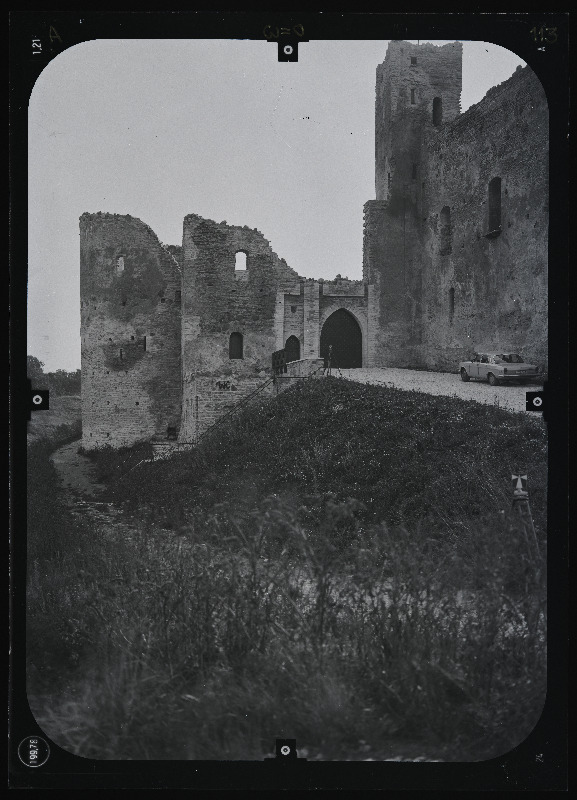 Rakvere, Rakvere linnusevaremed. Rakvere linnuse varemed vallikraaviga. Rakvere linnuse stereofotogramm-meetriline mõõdistamine.