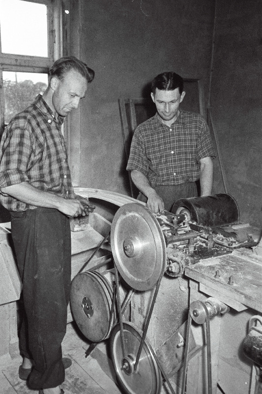 Tarbijate kooperatiivi tööstuskombinaadi Mustla tsehhi mehhaanikatöökoja brigadir Felix Palusaar ja tööline Johannes Lepik masinat täiustamas.